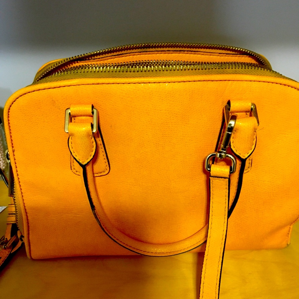 Cute tote with lots of pockets.
